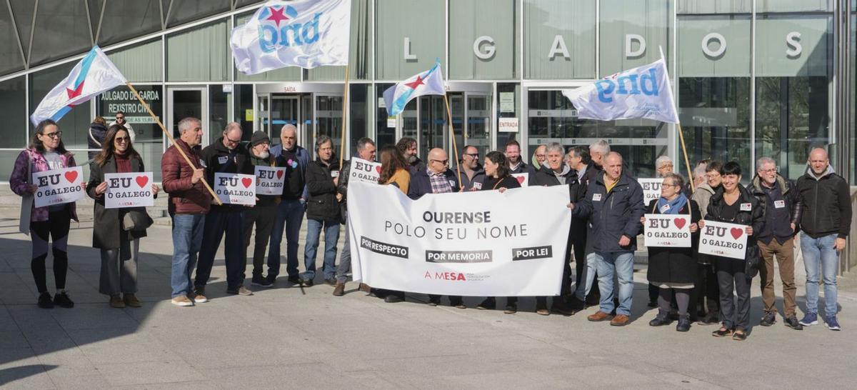 Concentración de apoyo a los dos jóvenes juzgados en Ourense. |  Roi Cruz