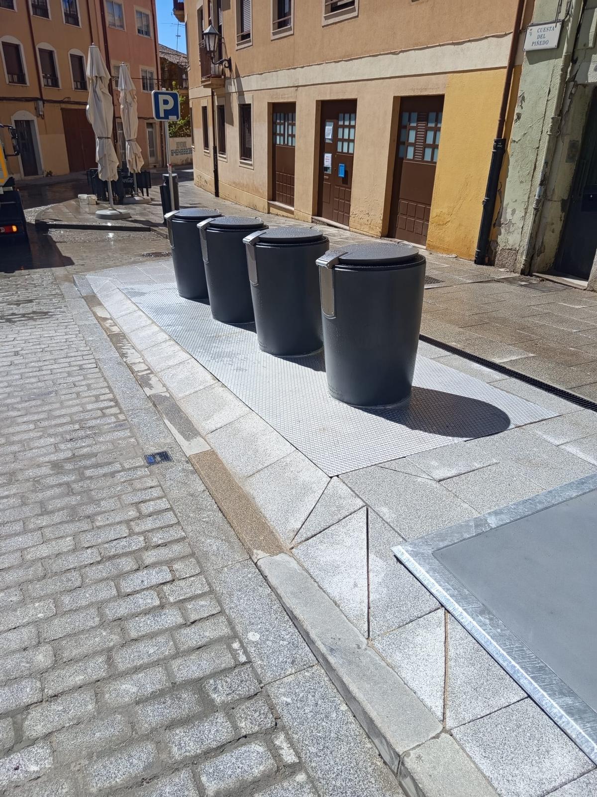 Contenedores en la cuesta del Piñedo.