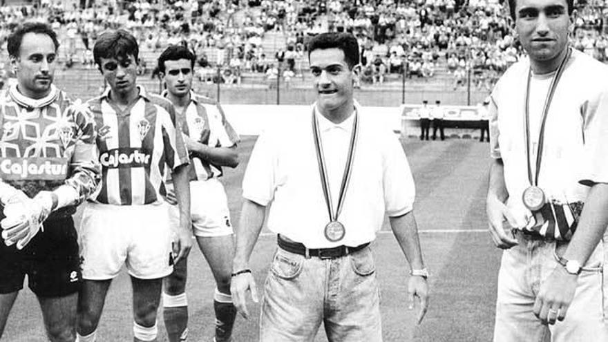 Abelardo, a la derecha, con la medalla de oro, al lado de Manjarín, ante Ablanedo, Juanele y Emilio, en un homenaje en El Molinón por la victoria en los Juegos.