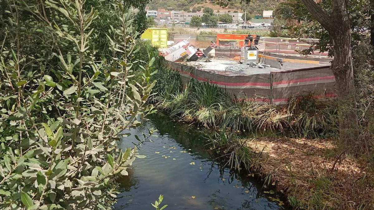 La grúa, encastada en el socavón tras un primer corrimiento de tierras. Más tarde acabaría completamente sepultada