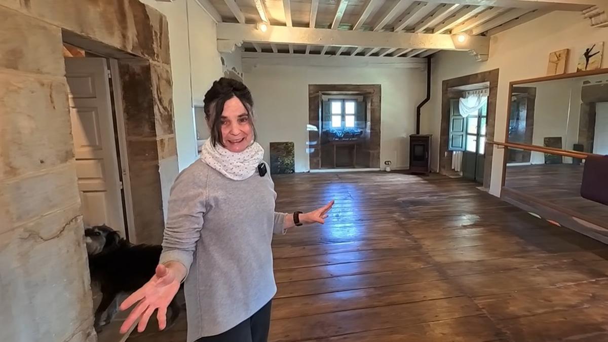 Sole mostrando la casa en medio de las motañas que reformó, junto a su pareja Rudy.