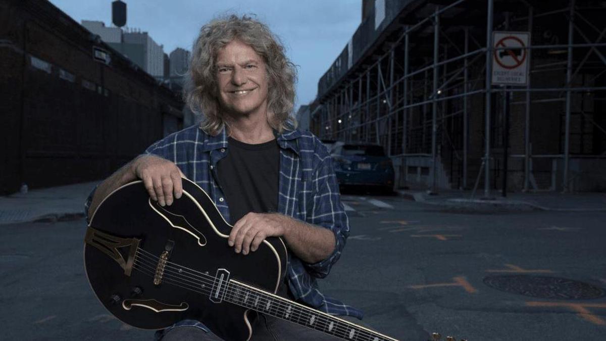 Pat Metheny posa con su guitarra para una foto promocional.