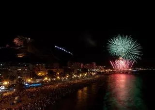 Primera noche del concurso de fuegos artificiales de Alicante: la ciudad brilla con la pirotecnia Fuegos del Mediterráneo