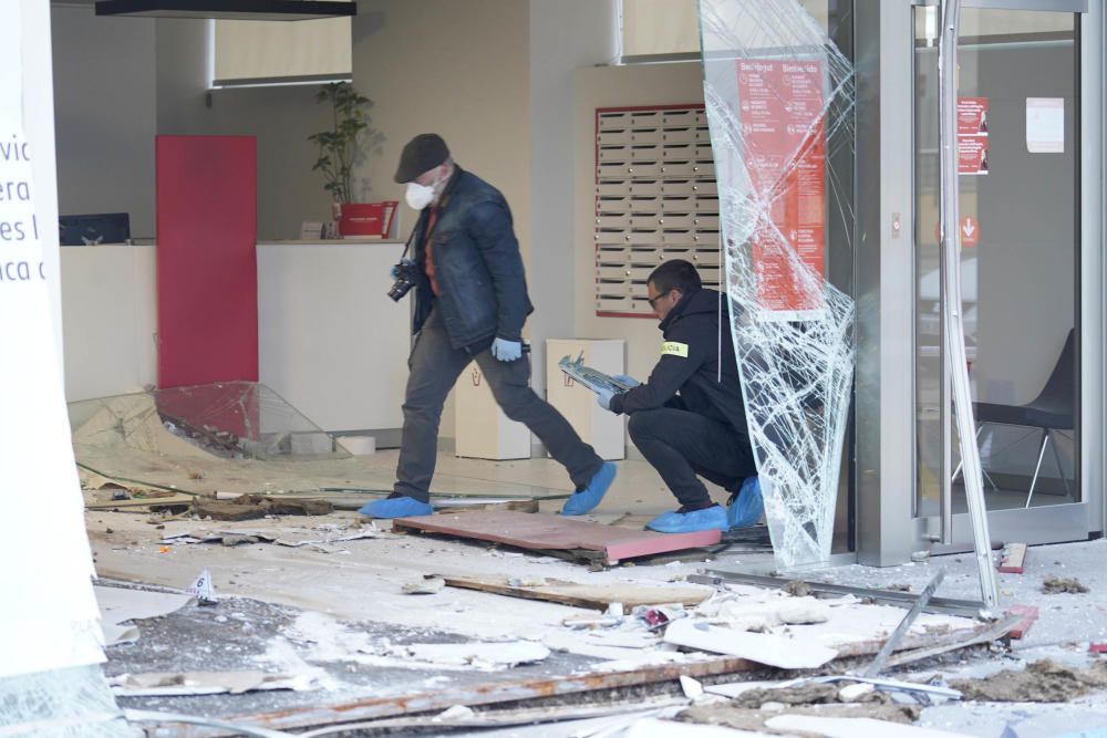 Els Mossos investiguen l''encastament que ha causat moltes destrosses al banc