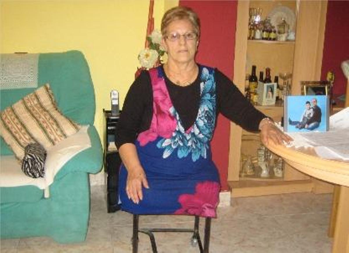 Angustias Cobo, que se desplaza sobre un taburete con ruedas, en su casa de Quart de Poblet.