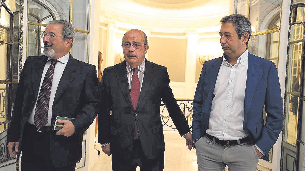 Ignacio Gil Lázaro, en el centro, con Carlos Flores y Vicente Barrera, antes de la reunión del pacto con Mazón.