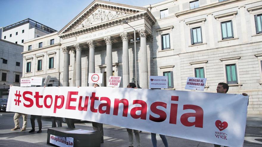 Protesta `StopEutanasia' frente al Congreso de los Diputados, el pasado 11 de febrero de 2020.