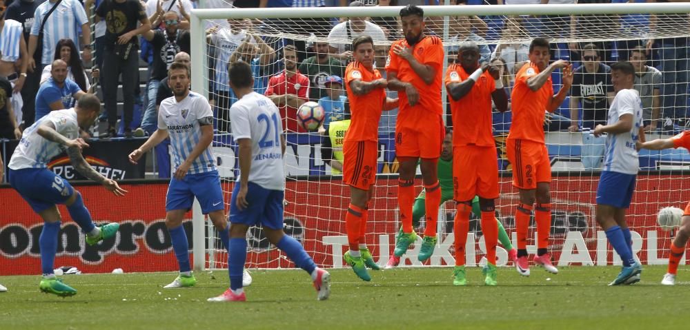 Garay es retirado en camilla y con collarín