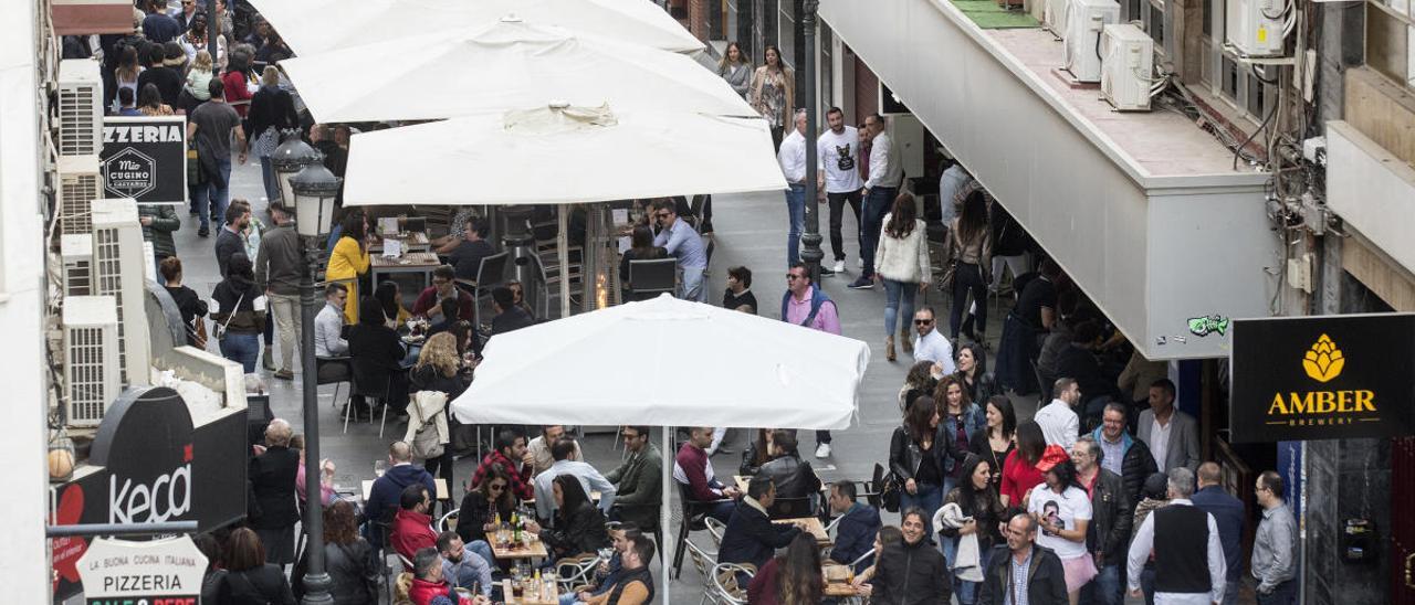 Imagen de la calle Castaños, una de las zonas de ocio más importantes de Alicante