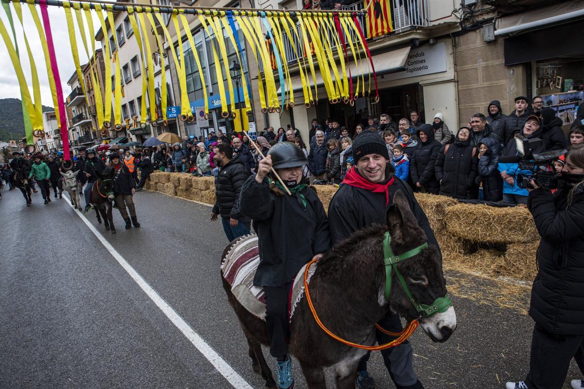 La cercavila de cavalleries i xarrets de Puig-reig s'ha celebrat amb normalitat tot i la pluja La cercavila de cavalleries i xarrets de Puig-reig s'ha celebrat amb normalitat tot i la pluja
