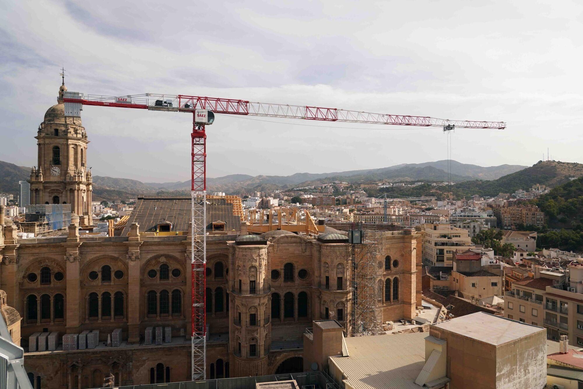 Varios operarios durante la construcción de las cubiertas en el techo de la Catedral de Málaga