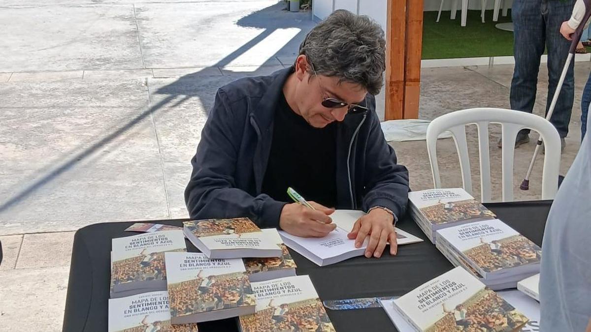 Enrique Moscat firma ejemplares de su obra en la Feria del Libro de Alicante.