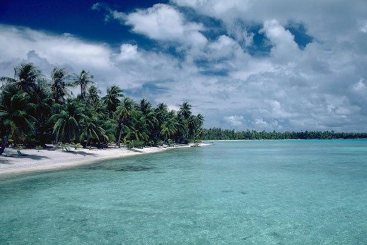 Playa y laguna del atolón de Rangiroa