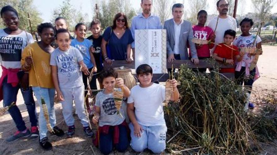 Presentació de la fira amb escolars que feien un taller.