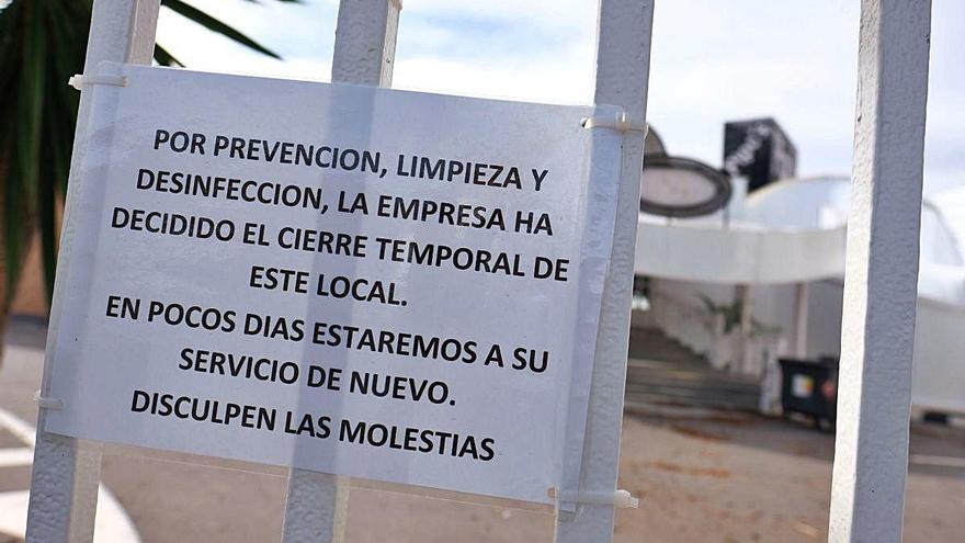 Cartel dispuesto en el prostíbulo de Cox (Alicante) tras la detección de un brote de covid-19.