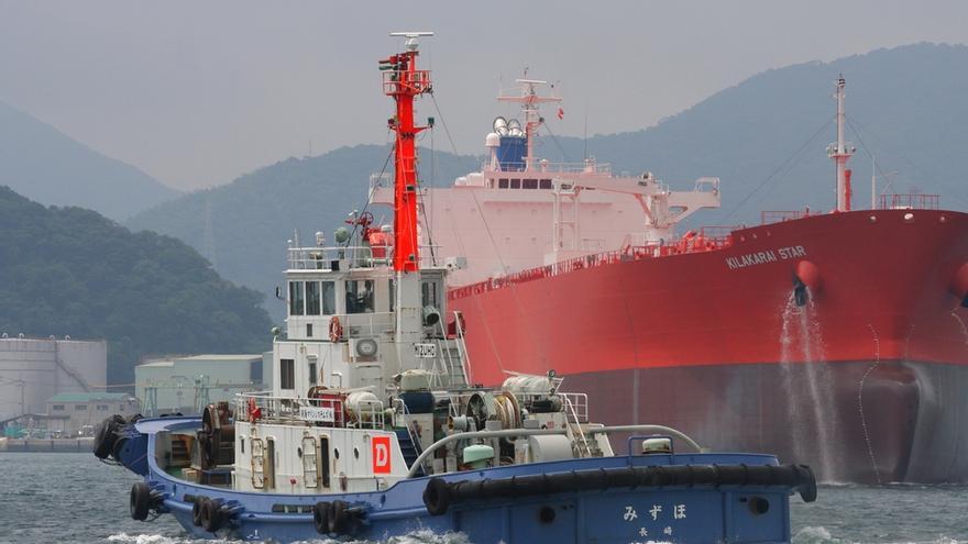 Un barco japonés queda varado y provoca una fuga de combustible