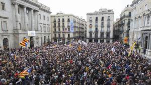  Milers de persones es concentren a la Generalitat