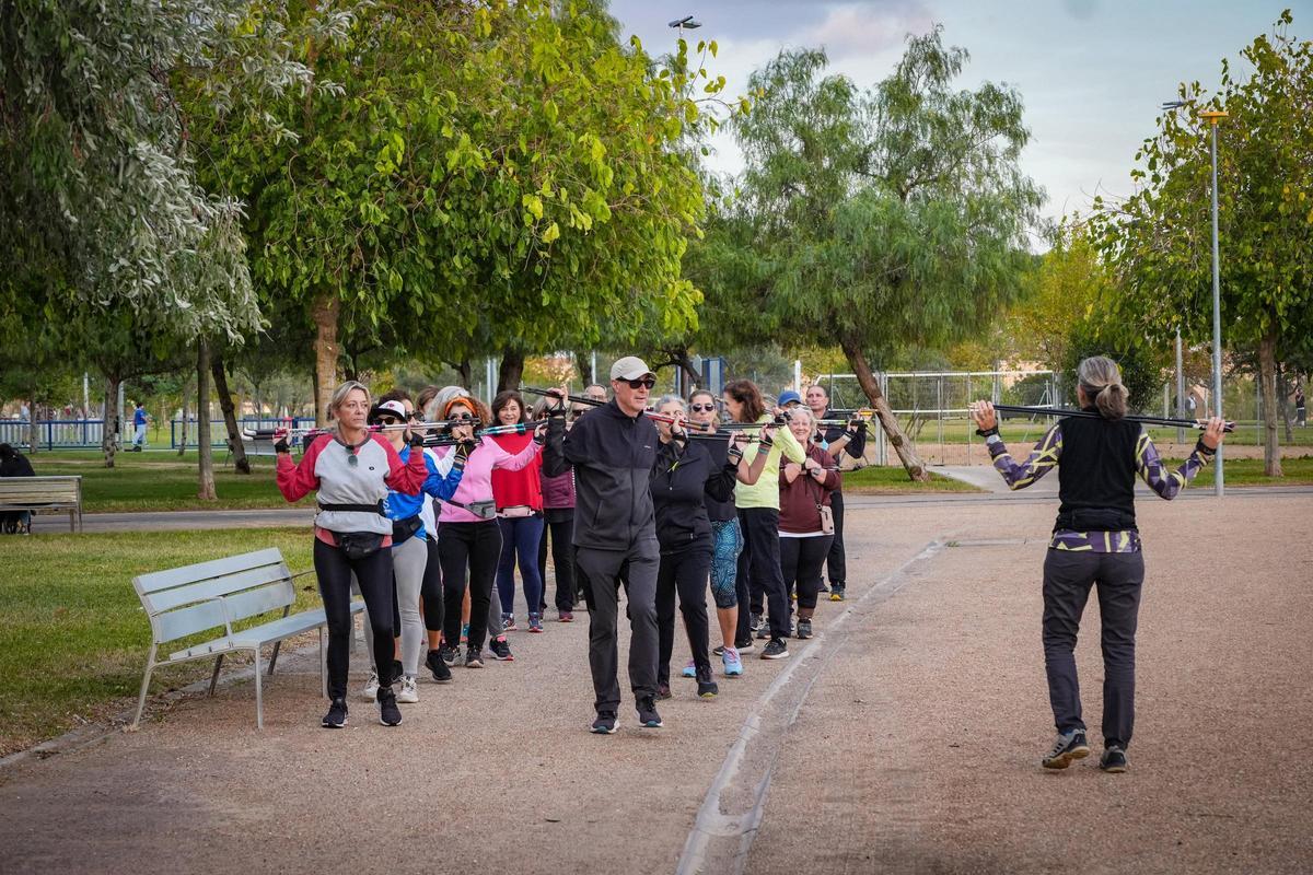 Badajoz. Marcha nórdica en el paseo del río, organizado por Nordic Walking Extremadura, Sol Rodríguez Casanova.