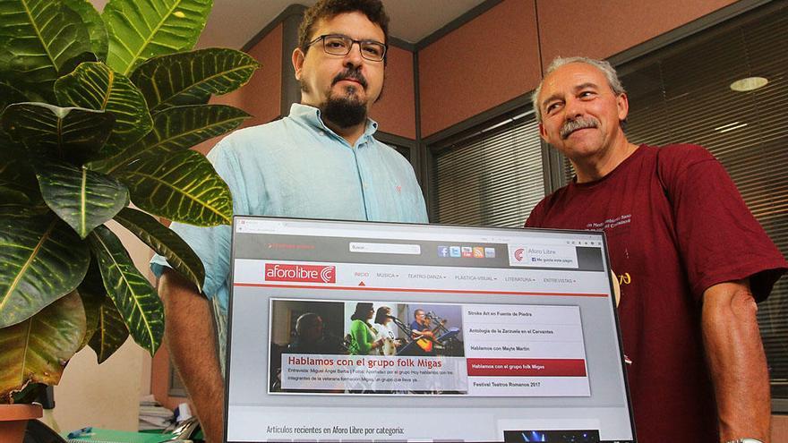 José Manuel Cortés (izq.) y Miguel Ángel Barba, con la web de Aforo Libre, ayer.