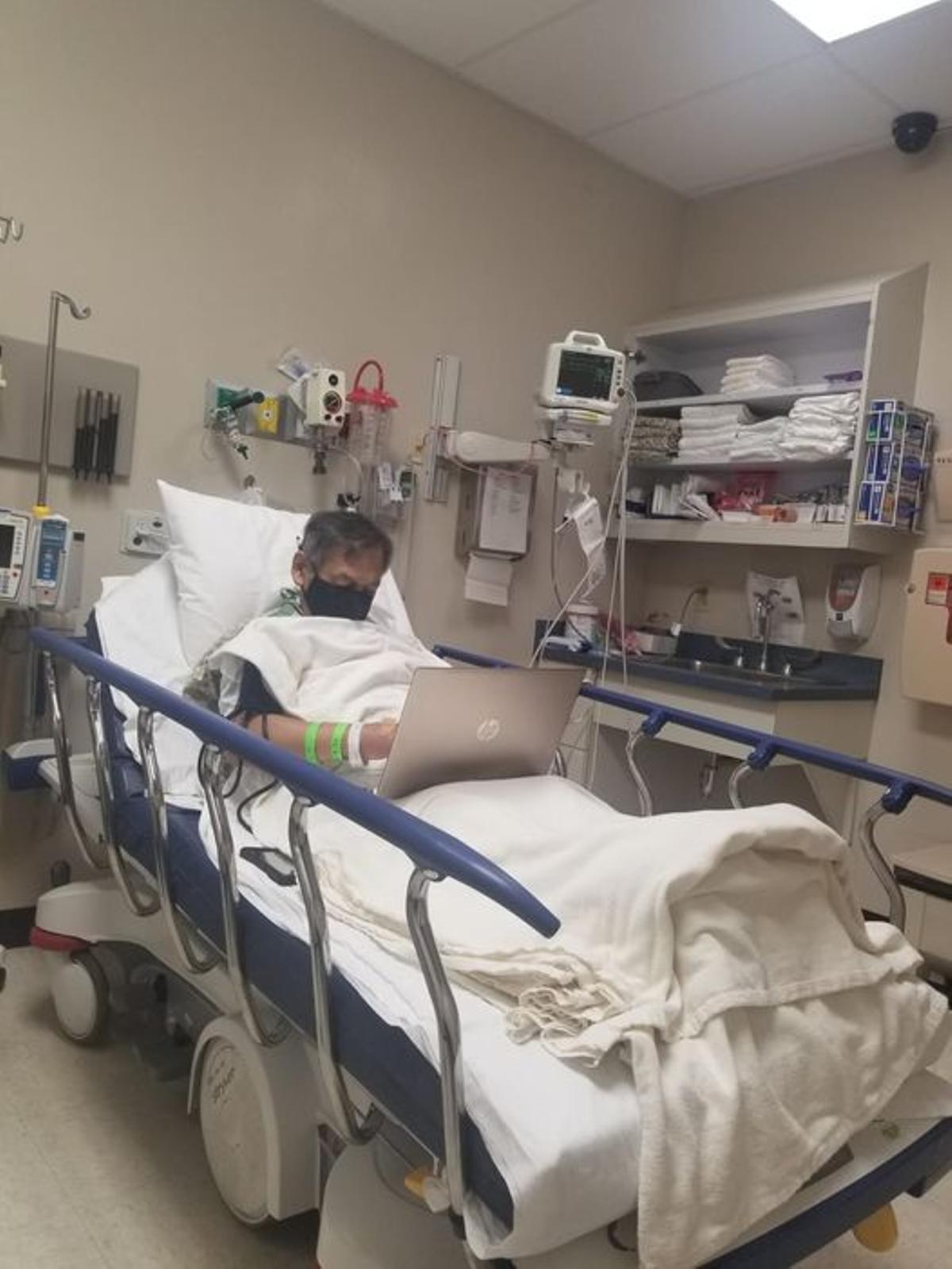 La imatge d’un professor que corregeix exàmens a l’hospital un dia abans de morir es torna viral