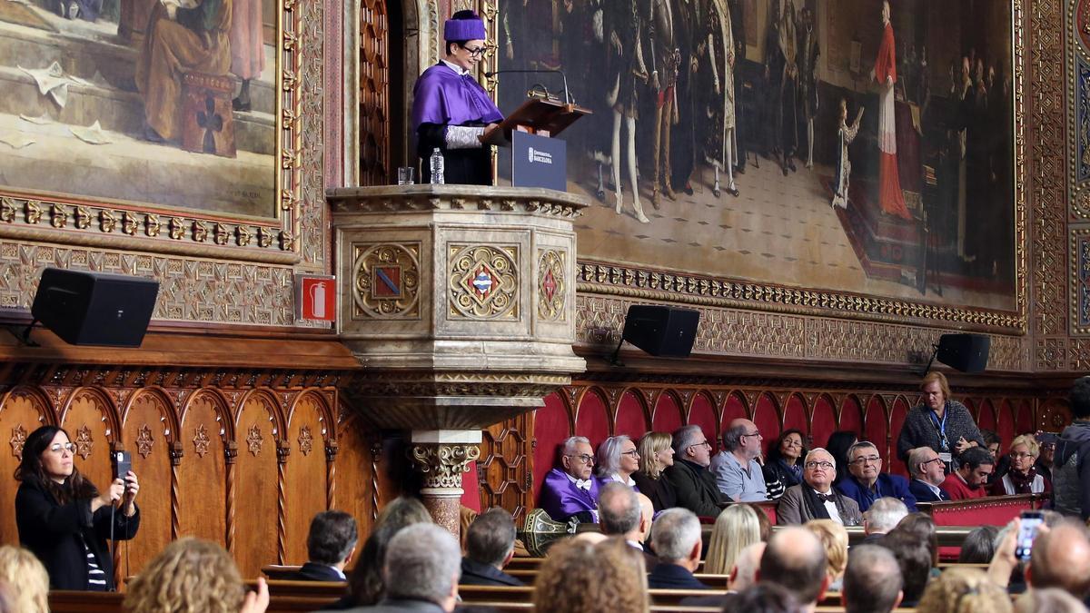 Carme Ruscalleda lee su discurso en la Universitat de Barcelona.