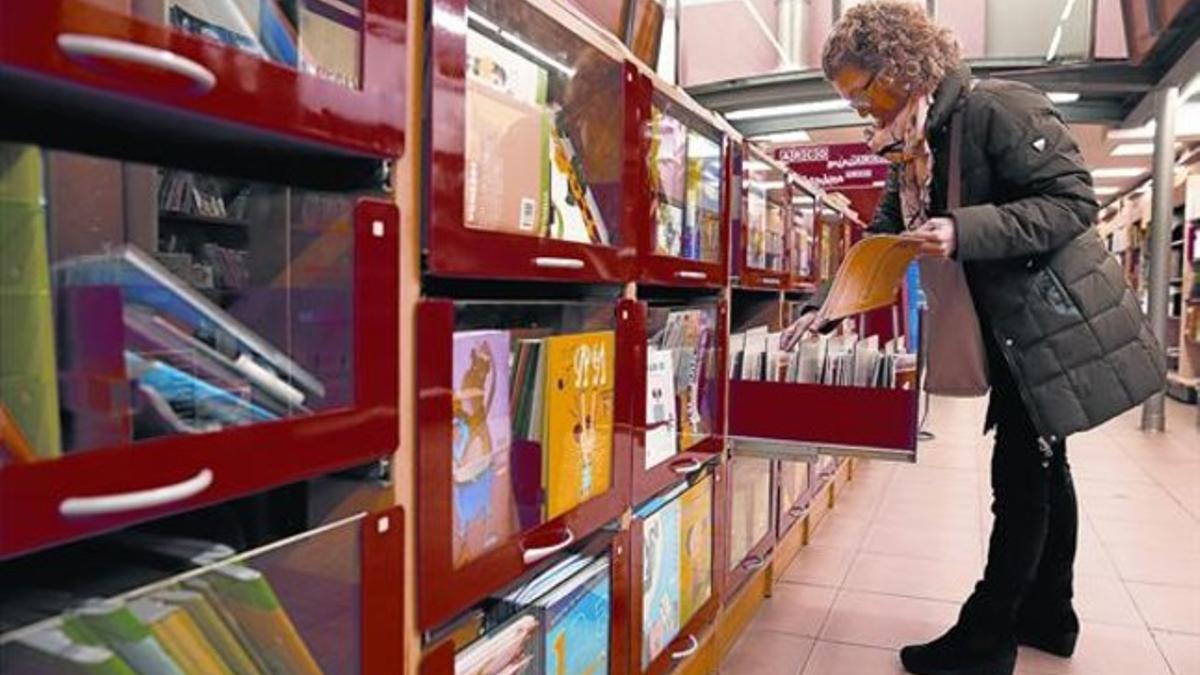 Una mujer revisa la sección de libros de texto en una de las tiendas de la cooperativa Abacus en Barcelona, hace dos semanas.