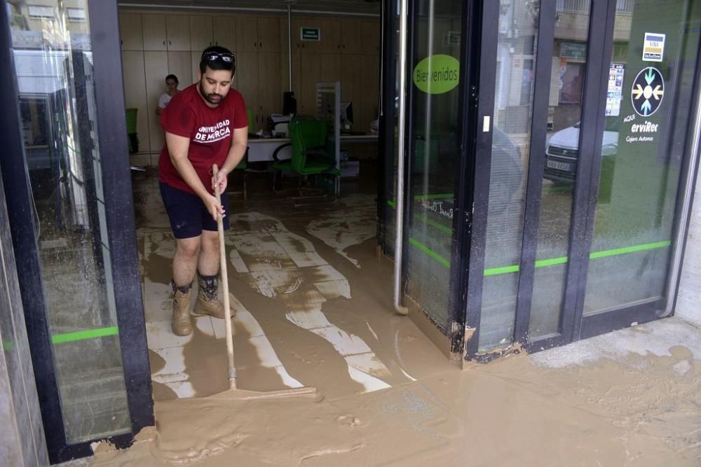 Lunes de limpieza en Los Alcázares y Los Urrutias