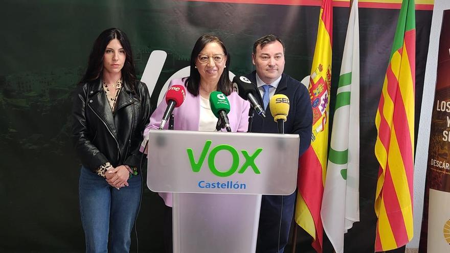 La presidenta provincial de Vox, Llanos Massó (c), junto a la concejala y nueva portavoz de Vox en Almassora, Elena González (i) y el diputado autonómico David Muñoz.