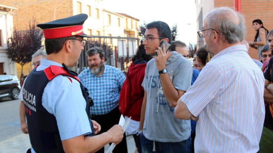 Un agent a les portes d&#039;una escola de Tremp