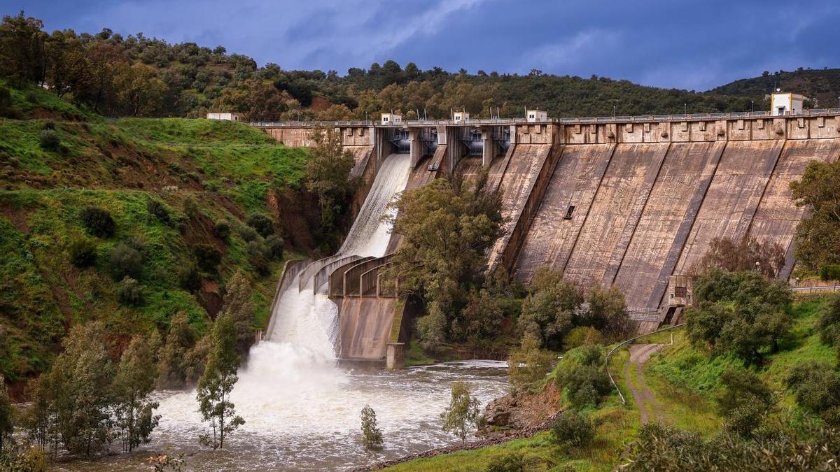 El Guadalmellato desembalsa tras las últimas lluvias.