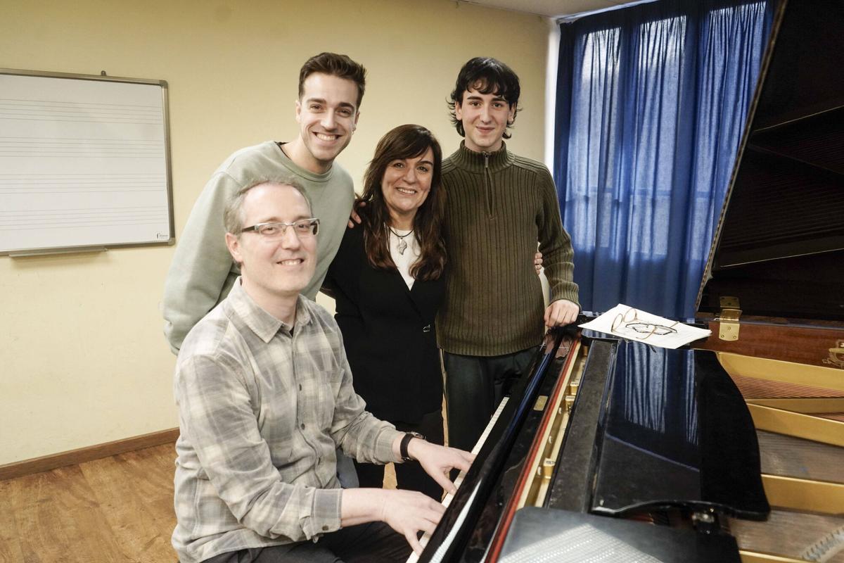 David Martell amb els actors Marc Freixa i Ferran Ribera, i la directora escènica Fina Tapias