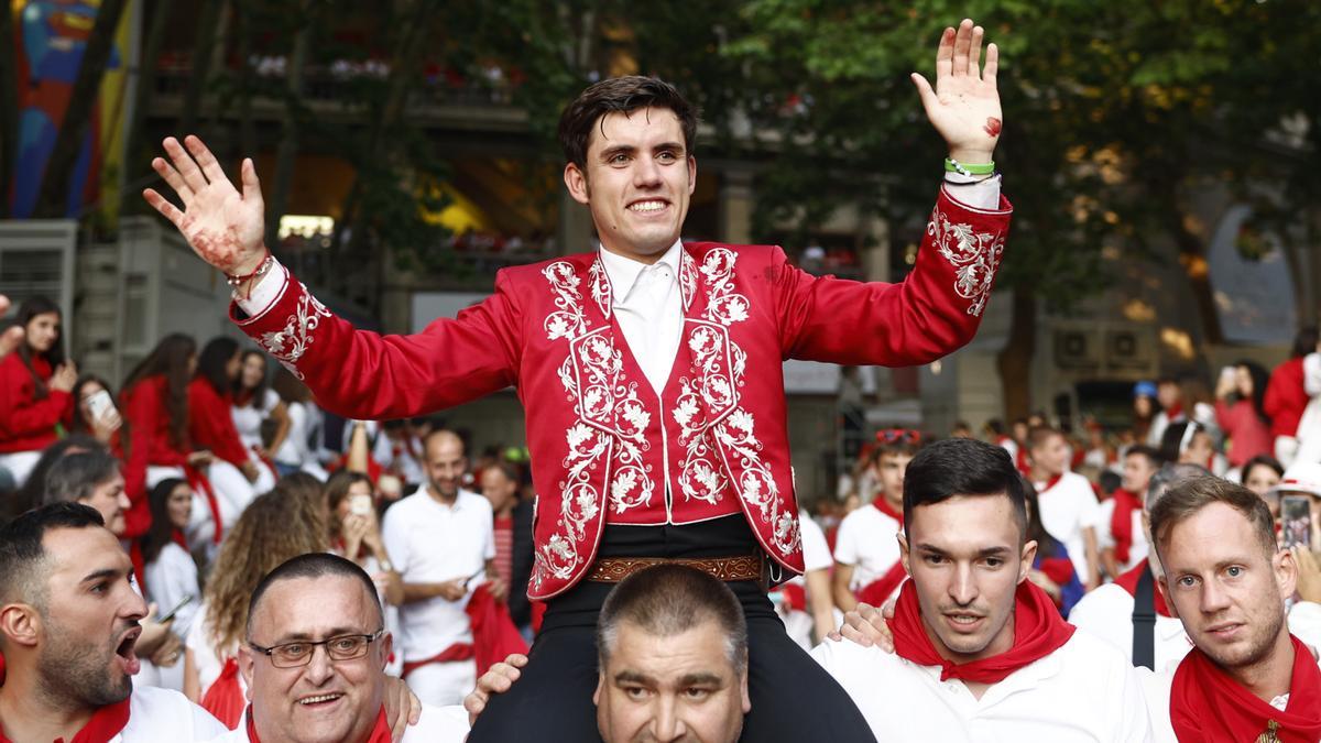 Guillermo Hermoso de Mendoza, en su salida a hombros en Pamplona.