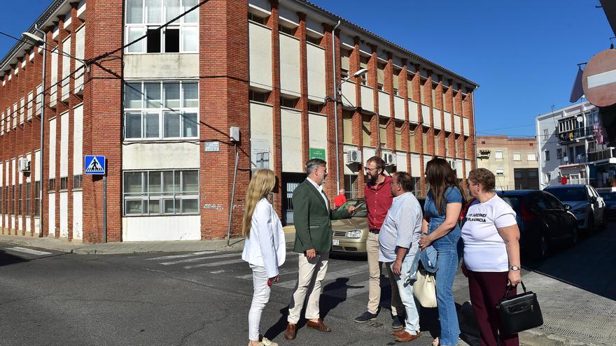 La edil Mayte Díaz, pregonera, y el alcalde de Plasencia, premiado, en las fiestas de San Miguel