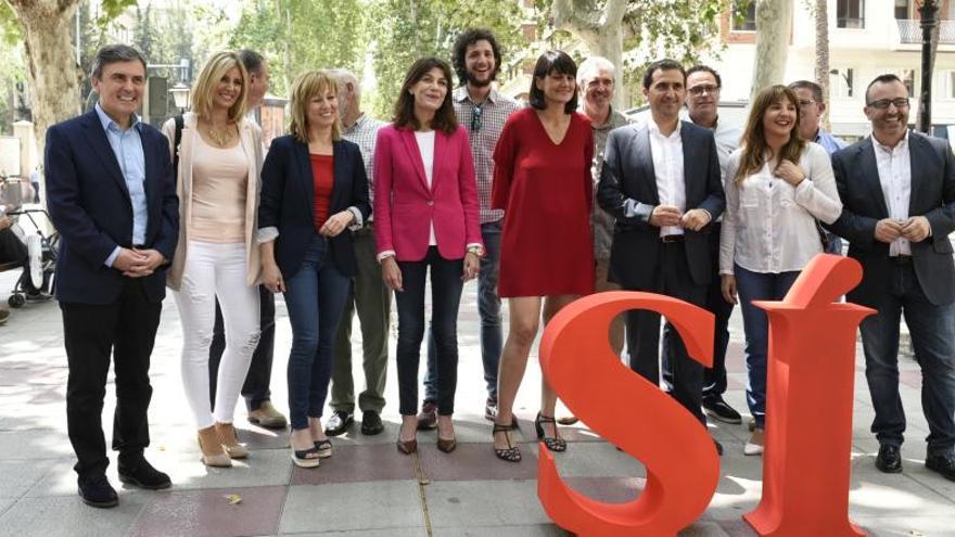 Los miembros de las candidaturas del PSOE al Congreso y el Senado por Murcia, ayer en la avenida Alfonso X de Murcia.