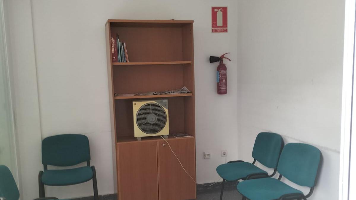 Aspecto de la sala de espera con el ventilador en el centro