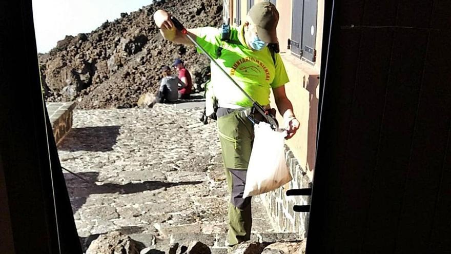 Chano Gil en un momento de la reciente jornada de limpieza en el entorno del Refugio de Altavista.