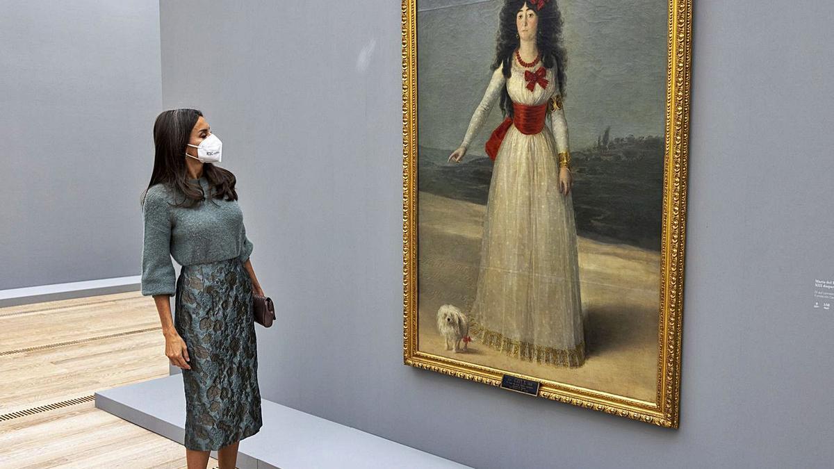 Ante la leyenda. La reina Letizia contempla el retrato que le hizo Francisco de Goya a la duquesa de Alba.