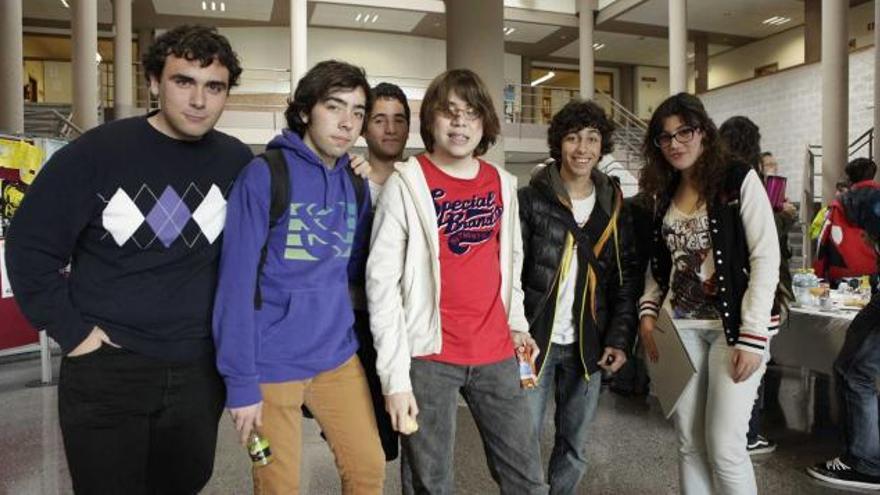 Ramón González, Daniel García, Luis Ruiz, Cristóbal Herrero, Pablo García y Cristina García, ayer, en la Escuela gijonesa.