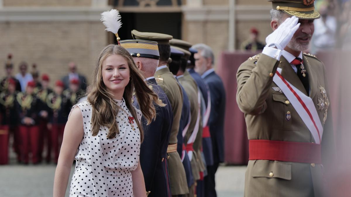 La Princesa Leonor y el Rey Felipe VI durante el acto de entrega de Reales Despachos y nombramientos de los nuevos oficiales del Ejército de Tierra y de la Guardia Civil, en la Academia General Militar de Zaragoza.