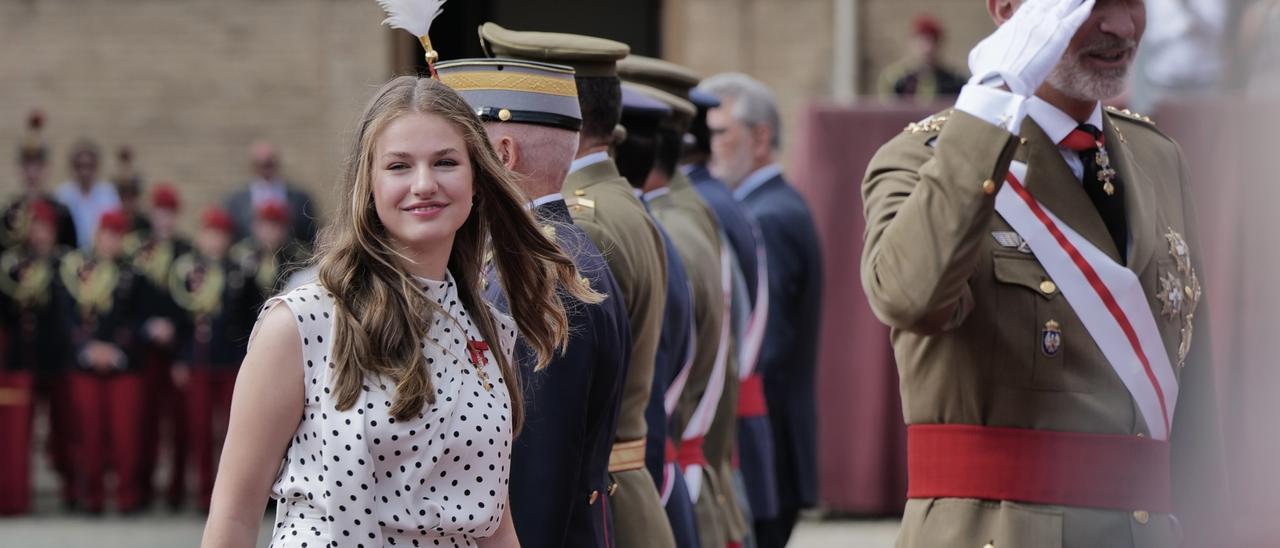 La Princesa Leonor y el Rey Felipe VI durante el acto de entrega de Reales Despachos y nombramientos de los nuevos oficiales del Ejército de Tierra y de la Guardia Civil, en la Academia General Militar de Zaragoza.