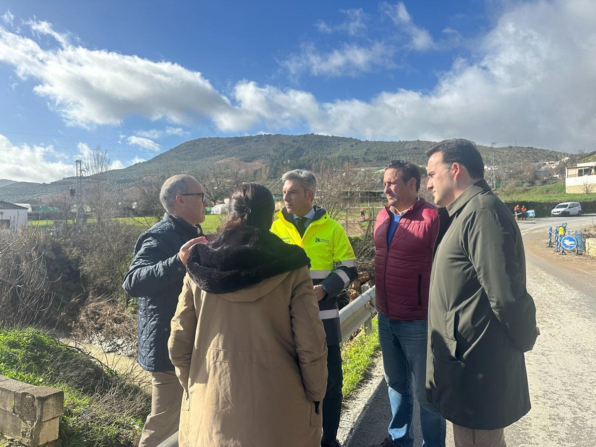 El delegado de Infraestructuras de la Diputación, Andrés Lorite, y el alcalde de Priego, Juan Ramón Valdivia, durante su visita a las zonas afectada por el temporal.