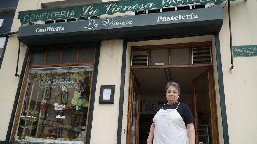 Pura Villar, dueña de La Vienesa, se despide de sus clientes