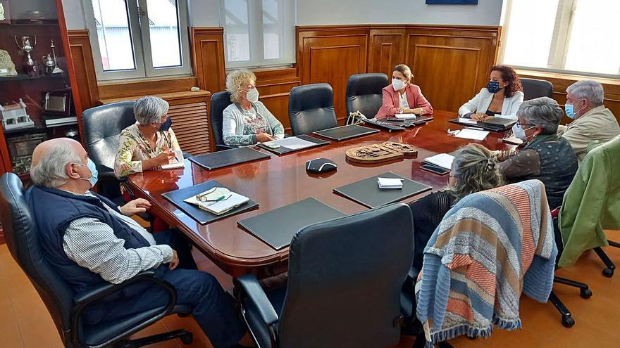 Reunión de la concejala con las entidades solidarias de Marín. | // FDV