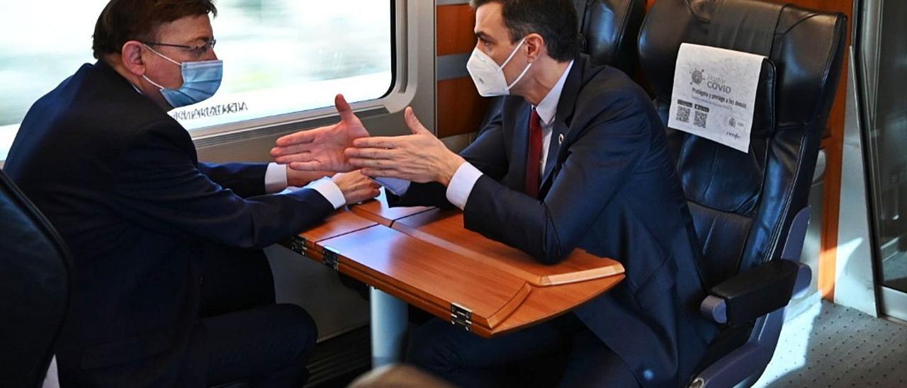 El presidente de la Generalitat, Ximo Puig, y el jefe del Ejecutivo Central, Pedro Sánchez, en la inauguración del AVE a Elche. | INFORMACIÓN