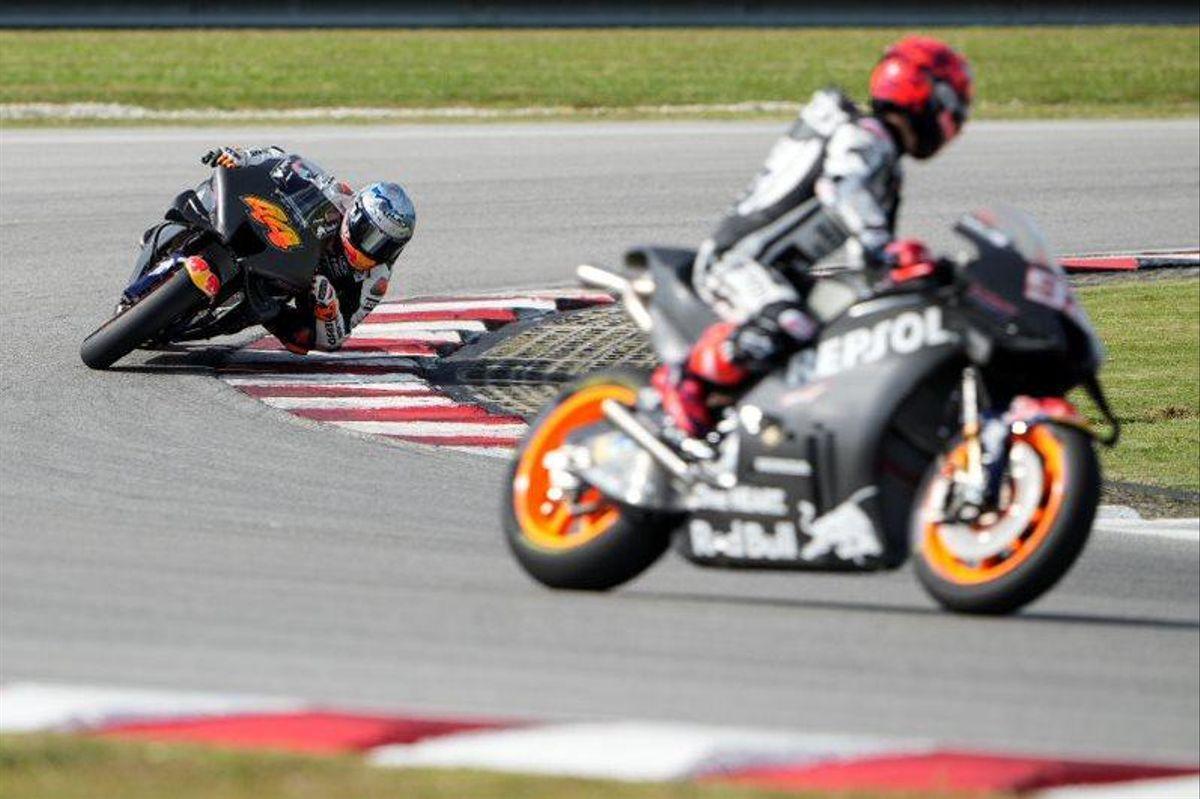 Marc Márquez (Honda), en primer término, observa a su compañero Pol Espargaró, trazando una curva en Sepang.