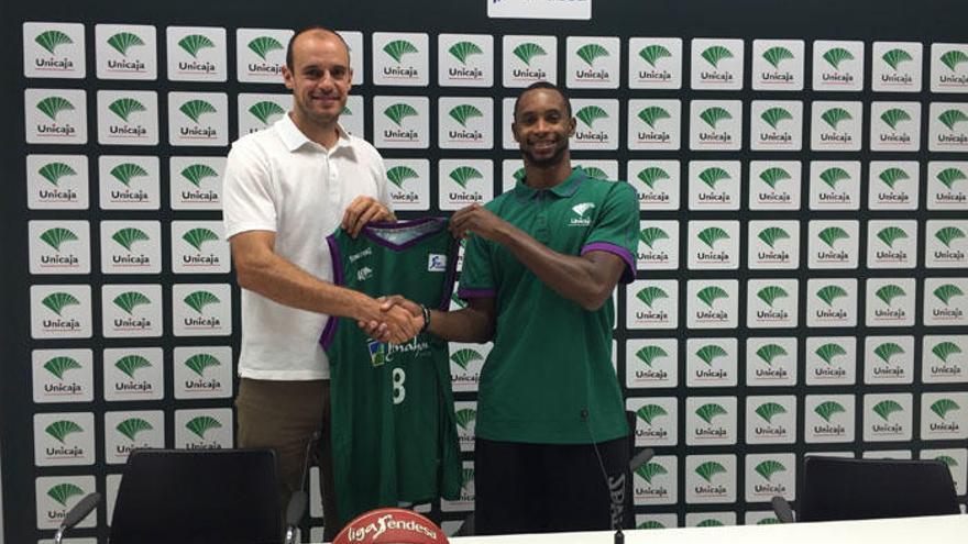 Kyle Fogg, posando con la que será su nueva camiseta del equipo malagueño, con el dorsal número 8, junto a Carlos Jiménez.