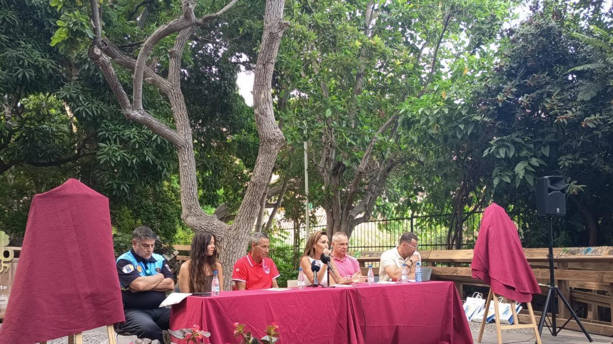 La alcaldesa de Agaete, María del Carmen Rosario, durante la presentación del programa de las Fiestas de las Nieves junto al equipo municipal responsbale y las fuerzas encargadas de la seguridad.