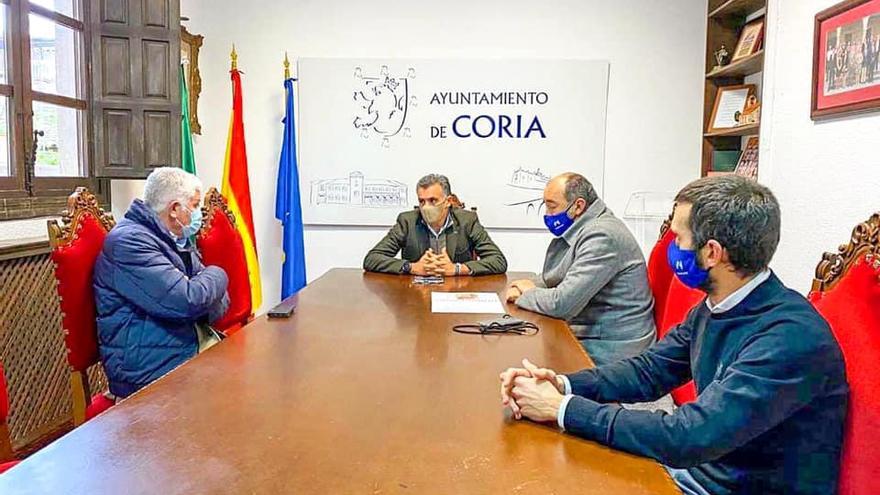 El alcalde y representantes de Cetarsa, durante una reunión celebrada, recientemente.