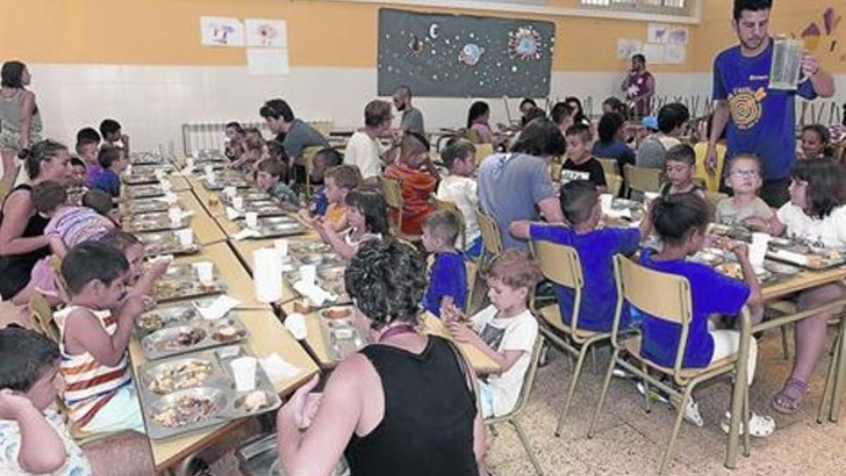 LA HORA DE COMER. Un grupo de niños a la hora de la comida  en el Club d'Esplai Bellvitge.