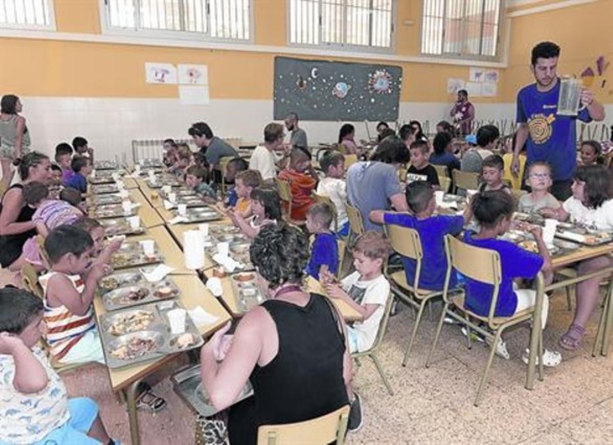 L’HORA DE DINAR.Un grup de nens fan l’àpat del migdia al Club d’Esplai Bellvitge.